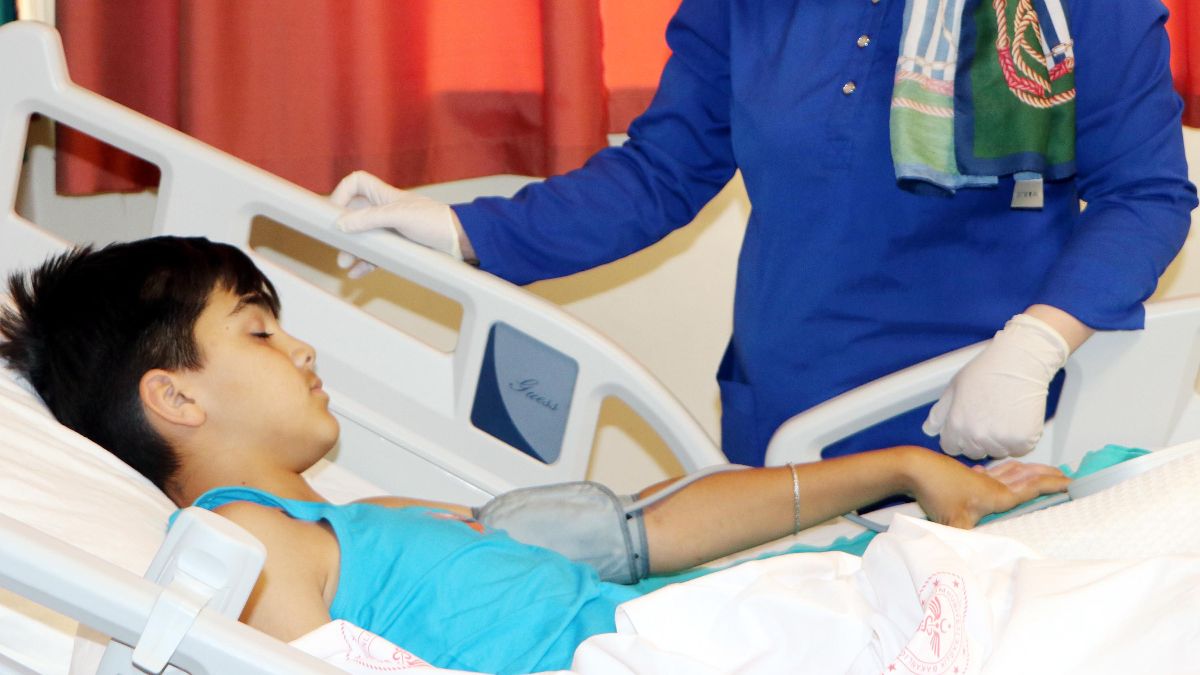 Erzurum'da şaka yapmak istediği arkadaşını kolonya ile yaktı