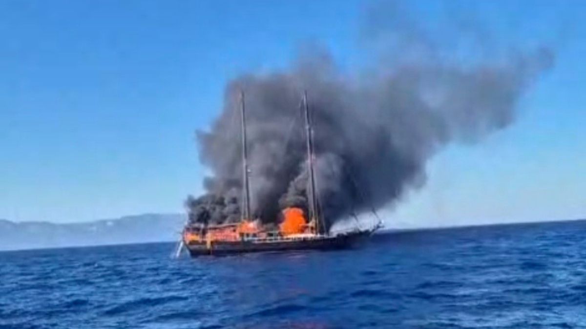 Bodrum'da korku dolu anlar: Turistlerin bulunduğu gemi yanarak battı