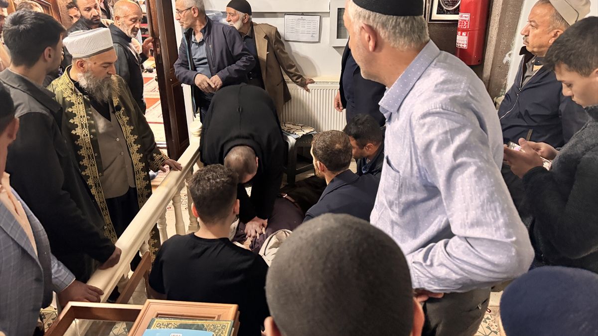 Erzurum'da cuma namazında kalp krizi geçirdi