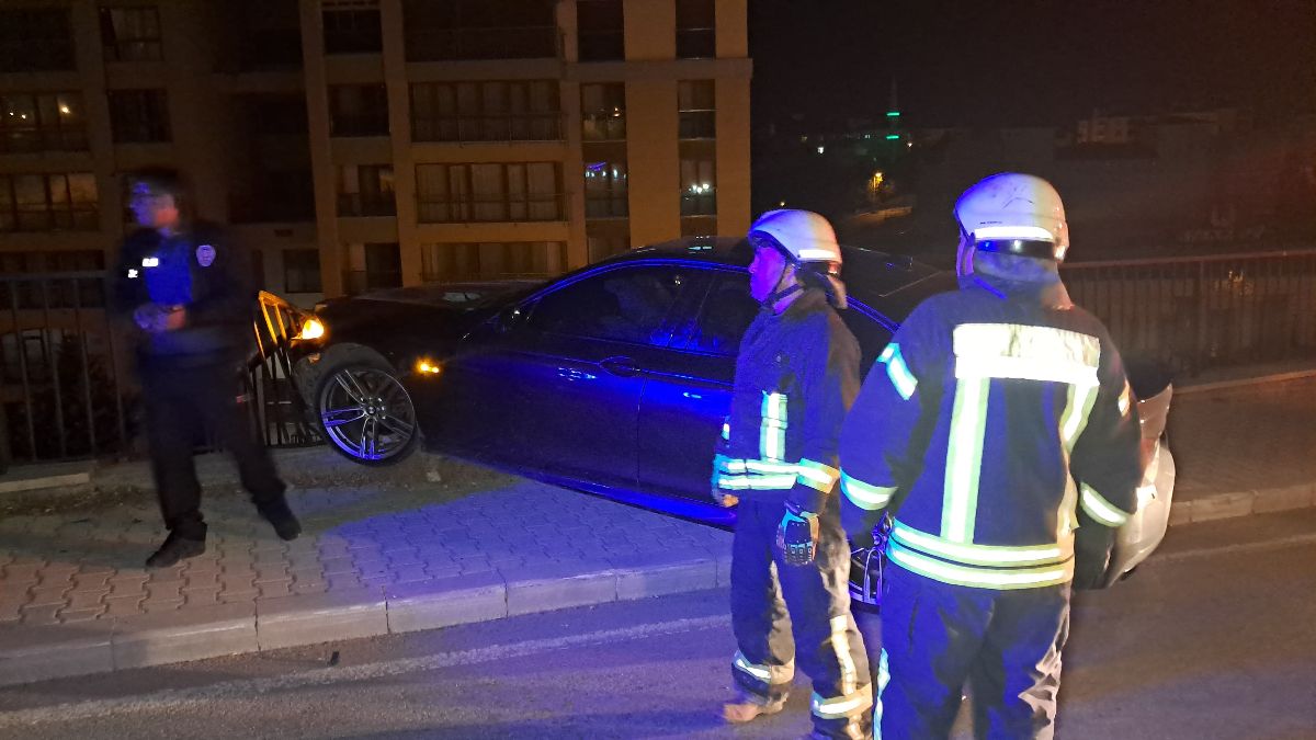Karaman'da kontrol çıkan otomobil bariyere saplandı