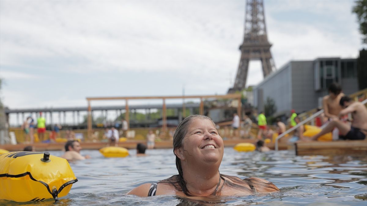 Paris'teki Seine Nehri'nde 100 yıl sonra yüzme dönemi başladı
