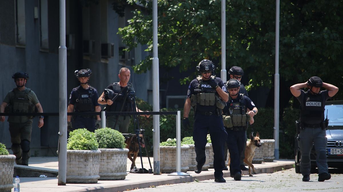 Kosova'da meclis bomba ihbarı nedeniyle boşaltıldı