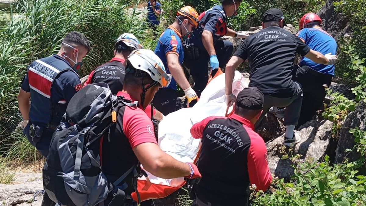 Kocaeli'de kayalıklar arasında erkek cesedi bulundu