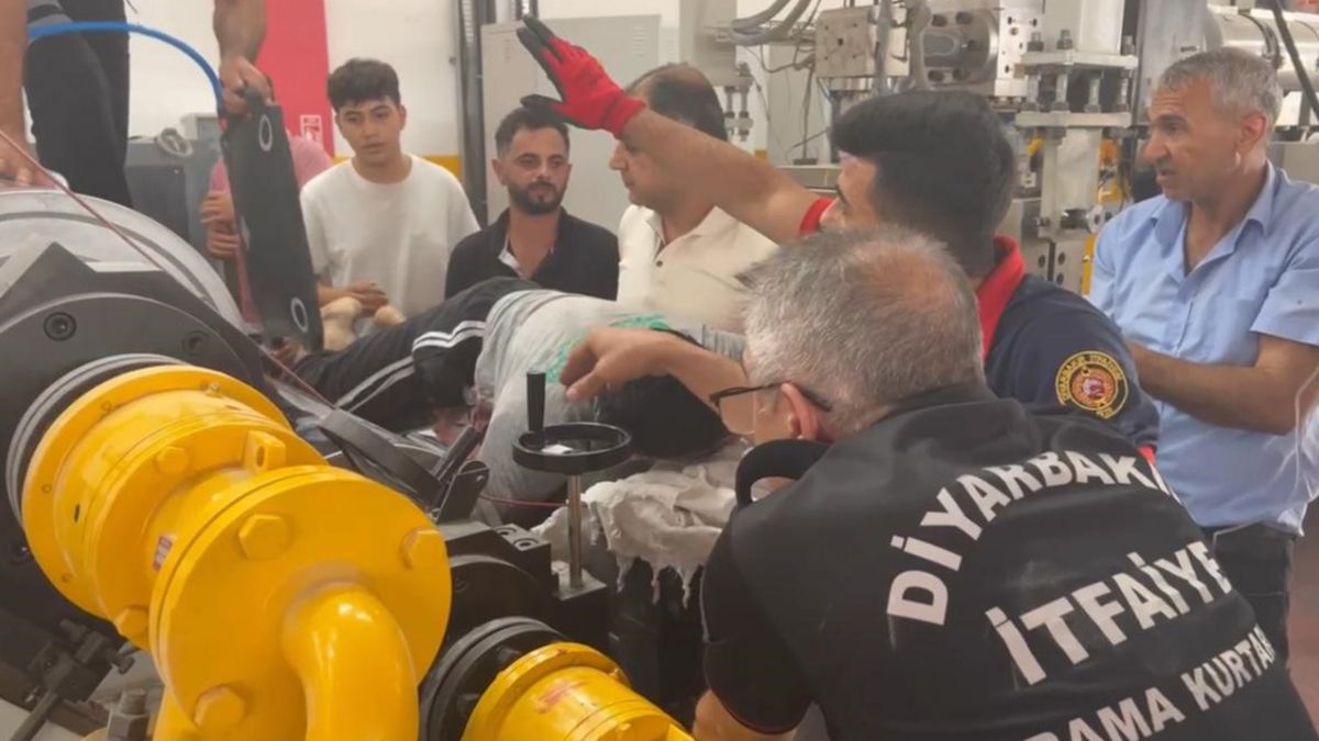 Diyarbakır'da levha kesme makinesine elini kaptıran işçi yaralandı