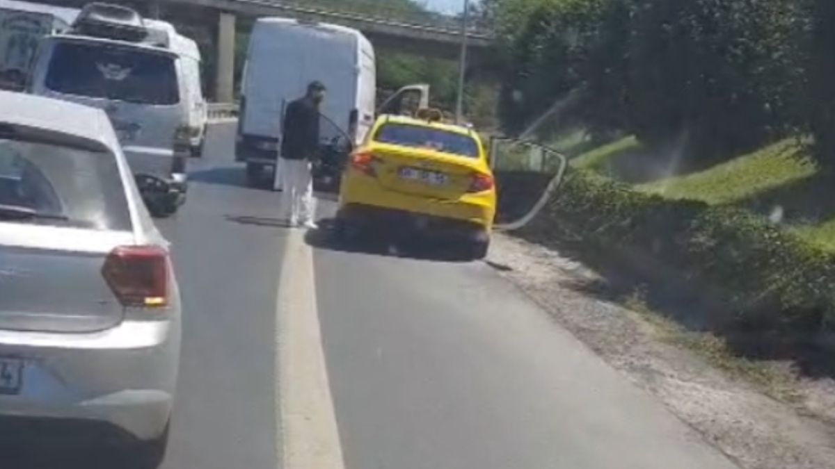 İstanbul'da minibüs şoförü taksiye saldırdığı anlar kameralara yansıdı