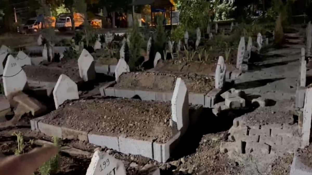Batman'da mezar yeri başkasının çıktı: Aileden habersiz cenazeyi yandaki mezara defnettiler