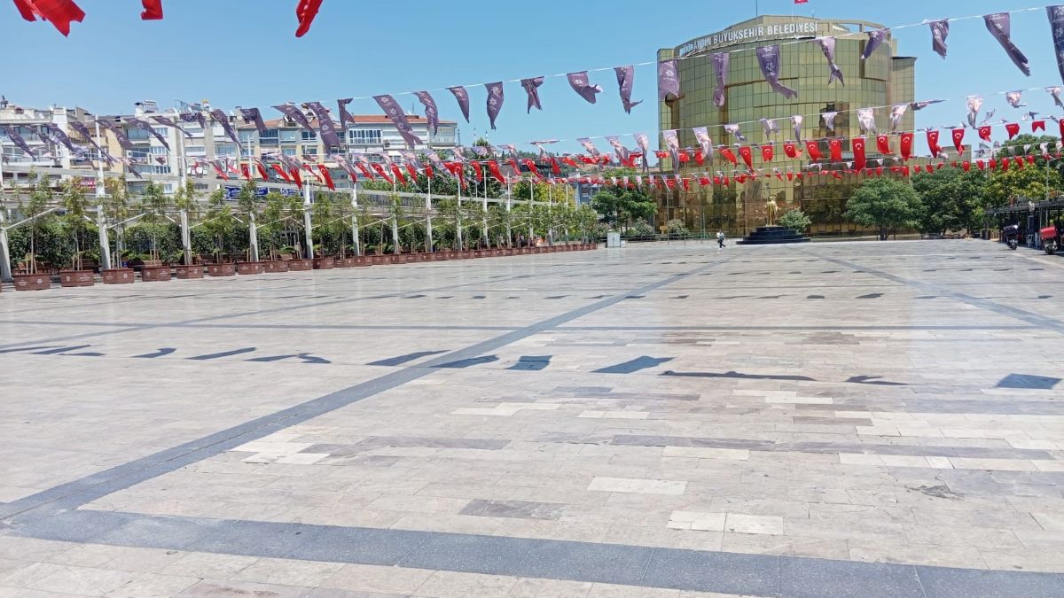 Aydın'da kavurucu sıcaklar nedeniyle sokaklar bomboş kaldı