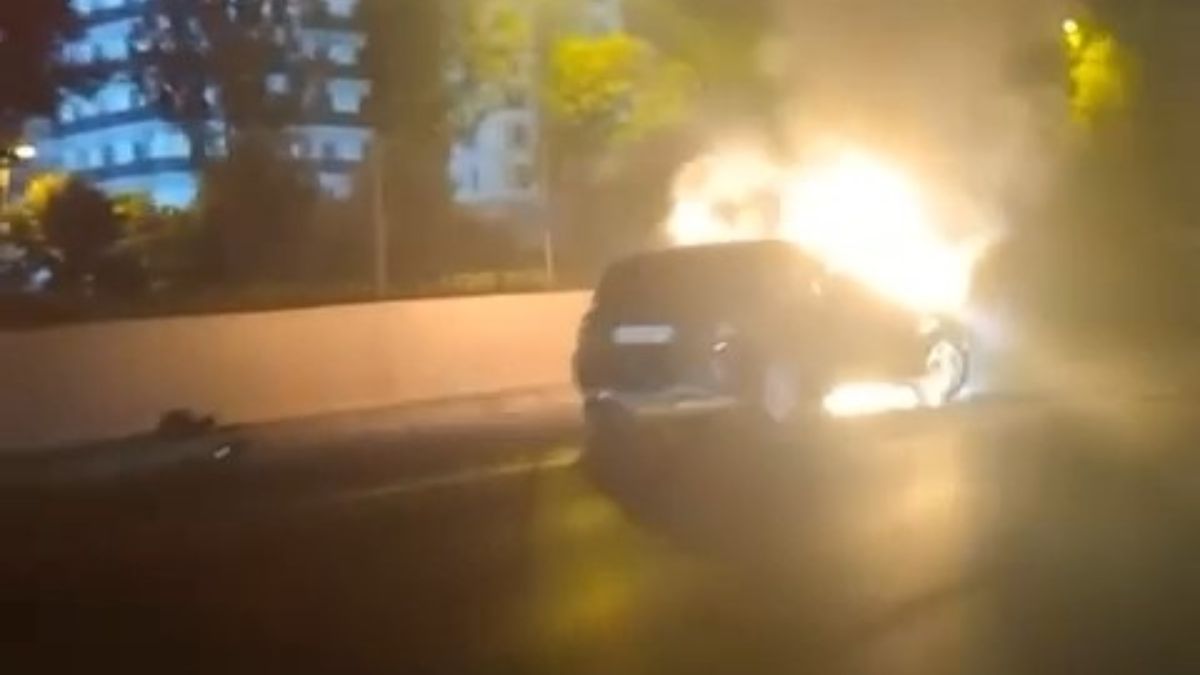 Bursa'da bir otomobil alevlere kapıldı