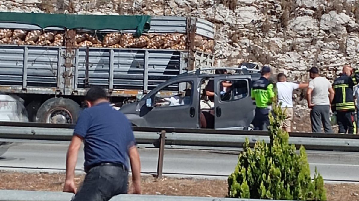 Adana'da otoyolda tıra arkadan çarpan hafif ticari araçtaki 5 kişi öldü