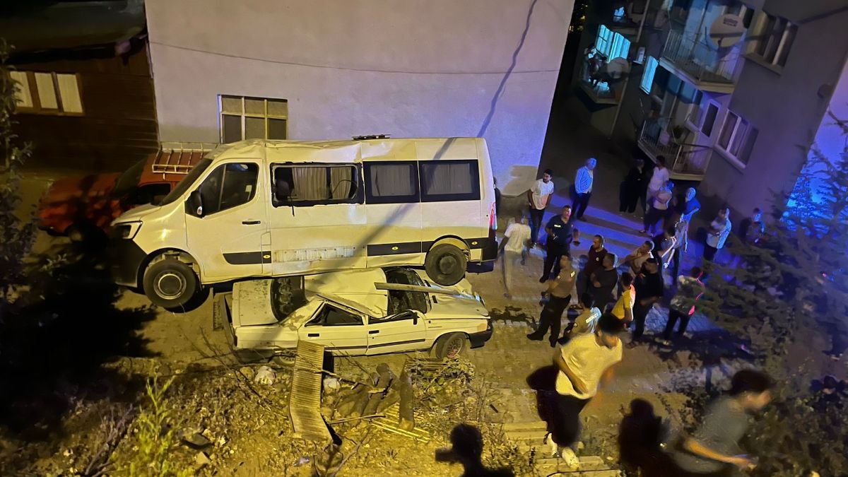 Adana'da park halindeki minibüs, otomobilin üzerine düştü