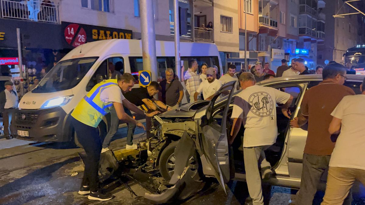 Eskişehir'de Tofaş, kontrolden çıkıp kaldırımda yürüyen vatandaşa böyle çarptı
