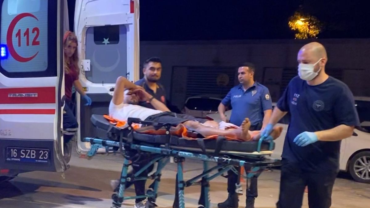 Bursa'da yol kenarında alkol alırken, av tüfeğiyle vuruldu