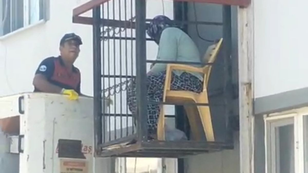 Hatay'da asansörde mahsur kalan yaşlı kadını itfaiye ekipleri kurtardı