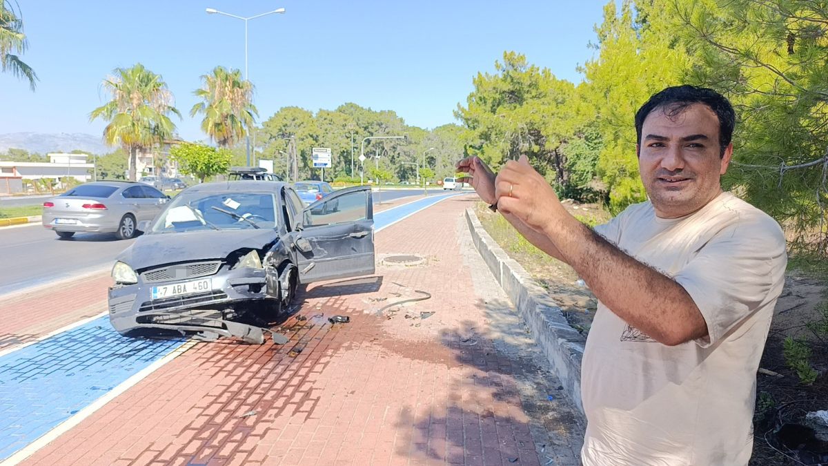 Antalya'da lastiği patlayan araç takla attı: Sürücü burnu bile kanamadan kurtuldu