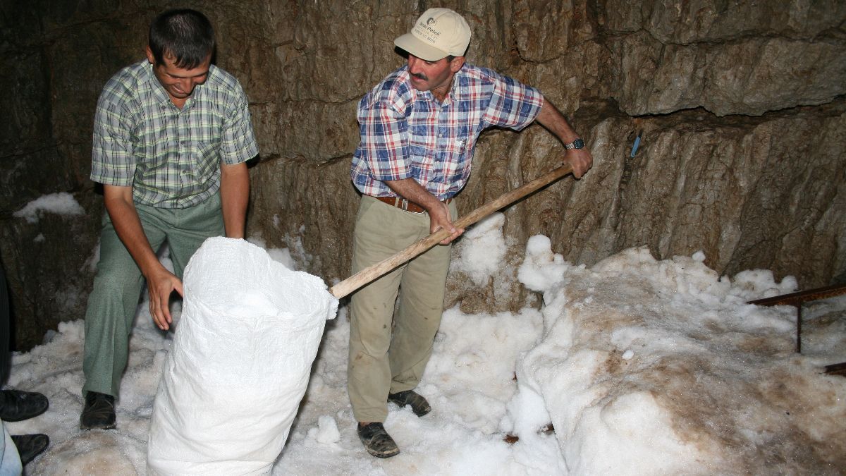 Antalya'da bu obruklarda kar erimiyor: Buzdolabı olarak kullanılıyor