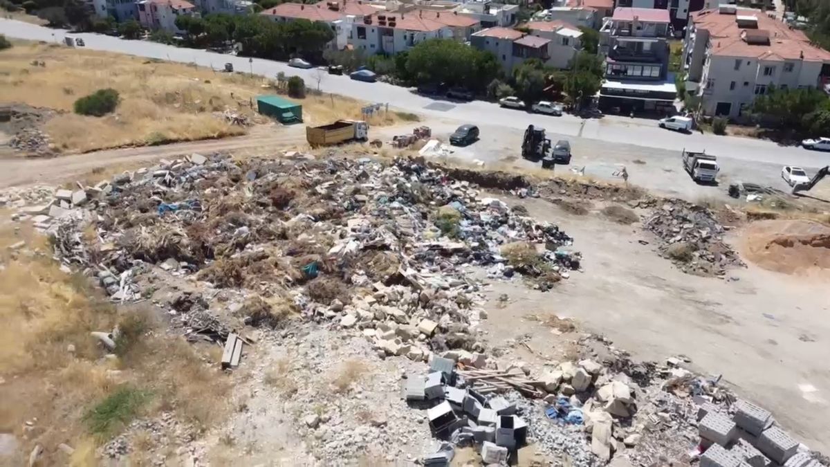 İzmir Foça’nın göbeğinde çöplük: Tatil cennetini kötü kokular sardı