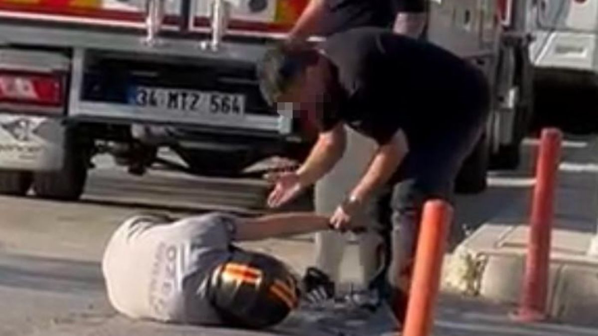 İzmir'deki yol verme kavgasında motosiklet sürücüsü yerde tekmelendi