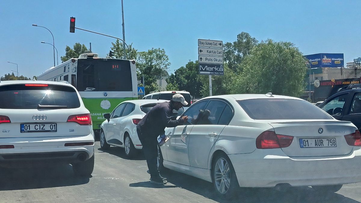 Adana'da cam silici para alamayınca çılgına döndü