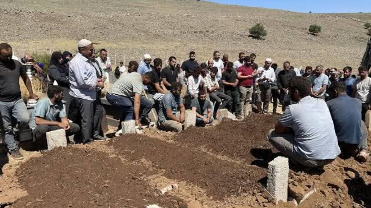 Mersin'de kazada ölen aynı aileden 5 kişi toprağa verildi