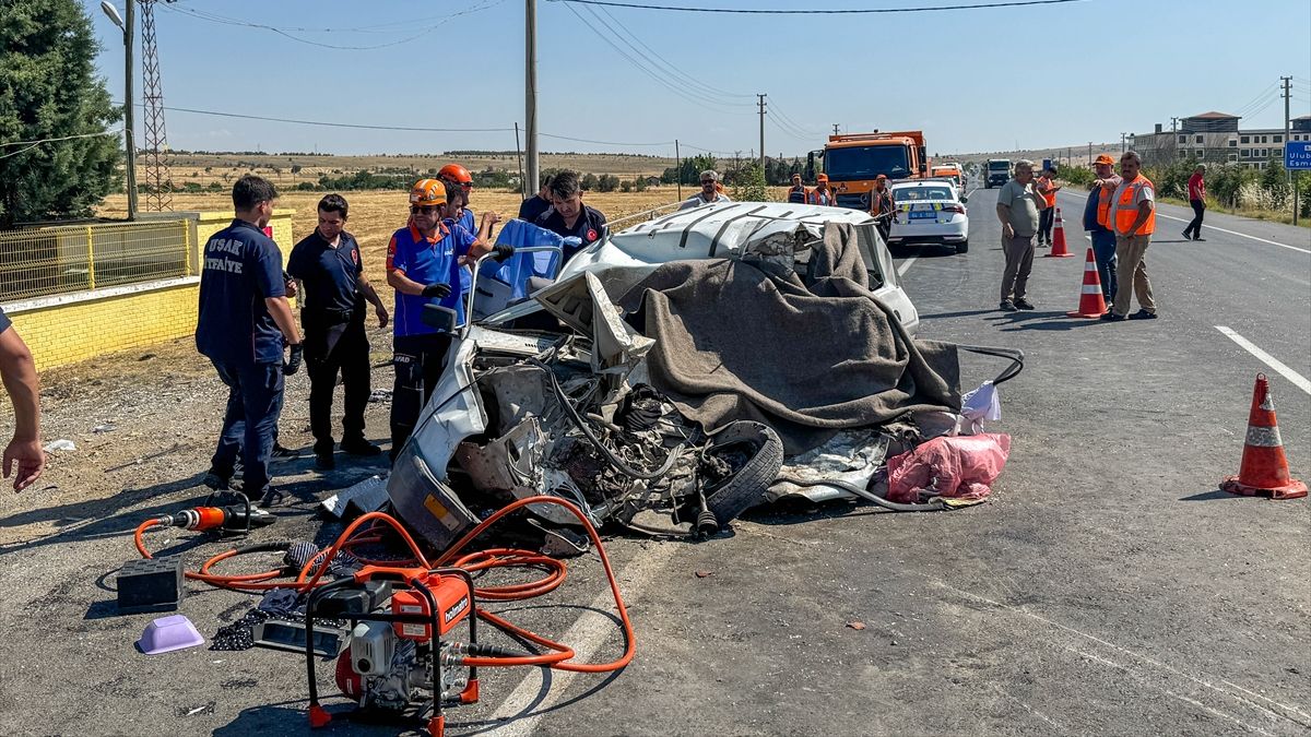 Uşak’ta otomobille kamyon çarpıştı: Baba ve kızı hayatını kaybetti