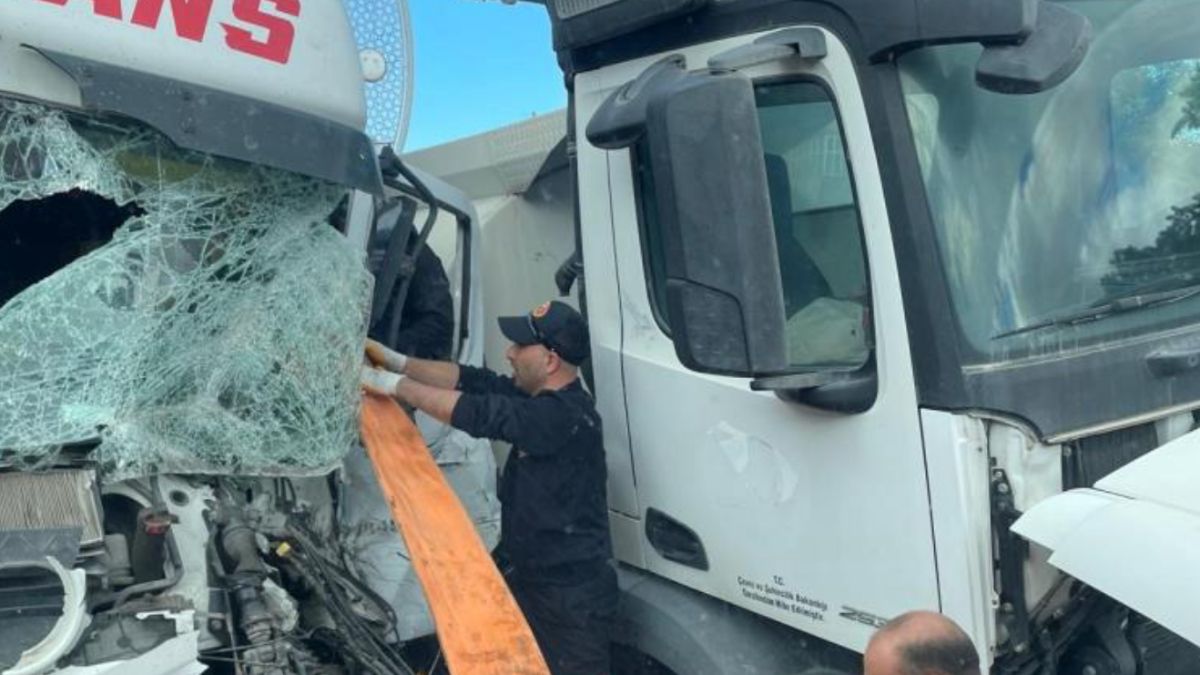 Van'daki kazada tır kamyona arkadan çarptı