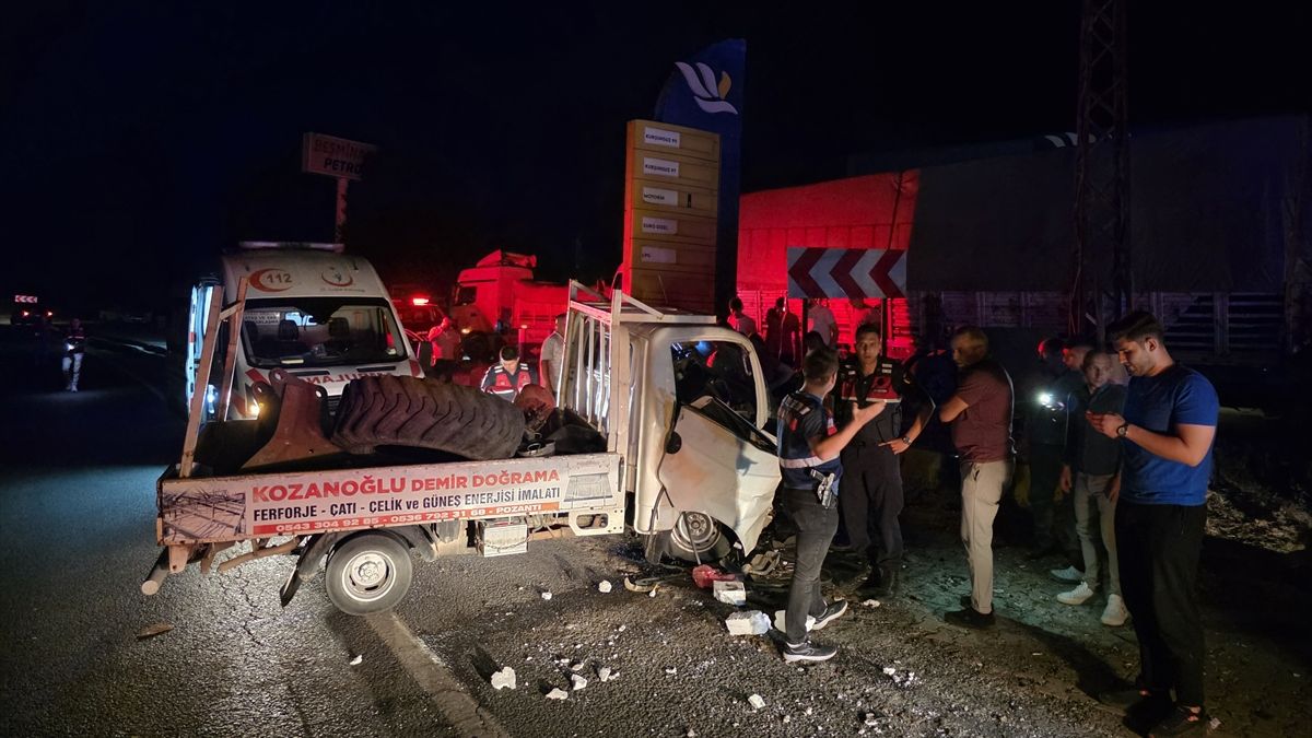 Adana'da kamyonet ile taksi çarpıştı: 4 kişi yaralandı
