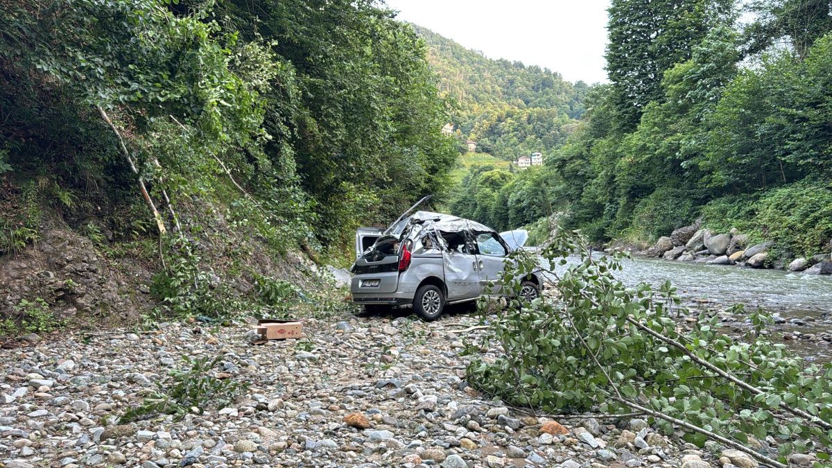 Rize'de kontrolden çıkan hafif ticari araç dereye uçtu