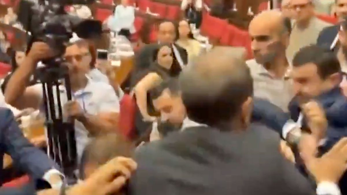 Ermenistan Parlamentosu'nda iktidar ve muhalefet milletvekilleri arasında kavga çıktı