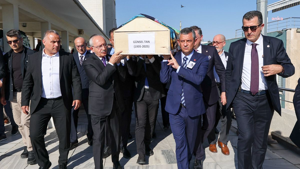 Özgür Özel ile Kemal Kılıçdaroğlu, Namık Tan'ın annesinin cenaze töreninde bir araya geldi