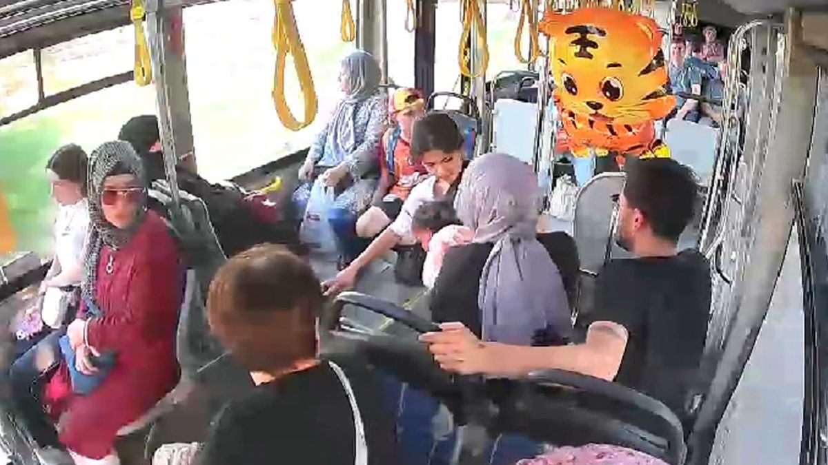 Isparta'da boğazına cips kaçan bebeği Heimlich manevrasıyla kurtardı