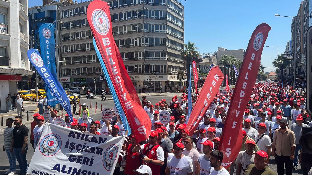 İzmir'de belediyenin işten çıkardığı çalışanlar için eylem düzenlendi