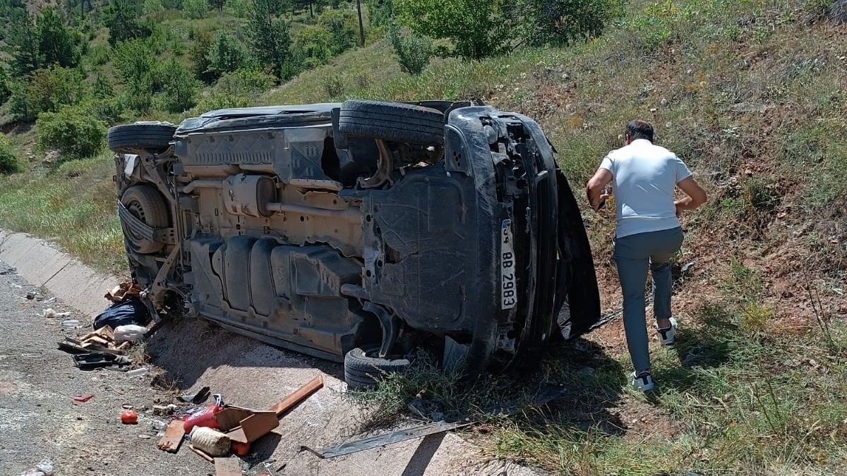 Gümüşhane'de menfeze çarpan araç takla attı: 3 yaralı