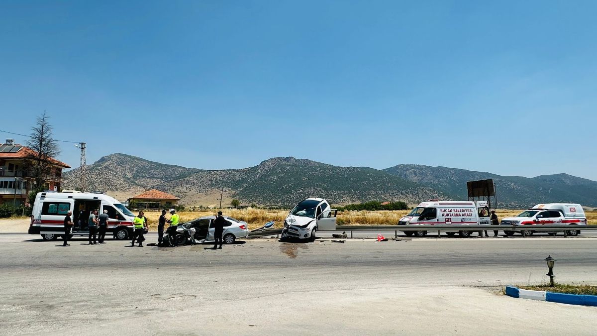 Burdur'da iki otomobil çarpıştı: 2'si çocuk 5 yaralı