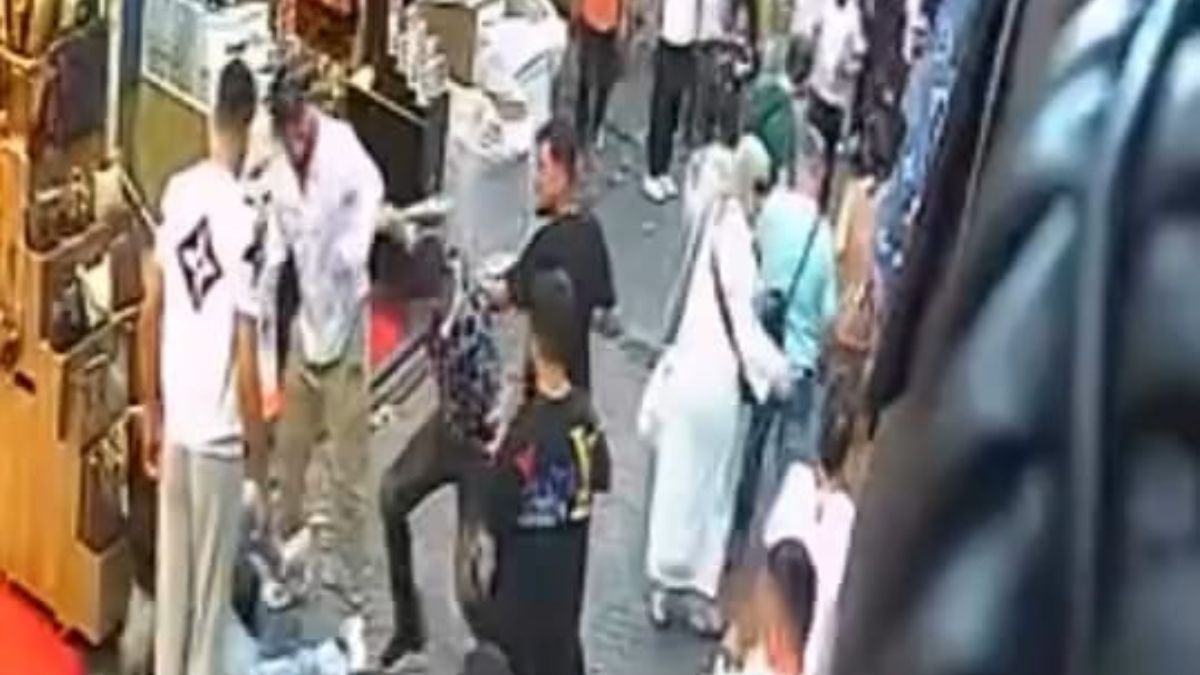 İstanbul'da meydan savaşı: 3 kişi sopa ve tekmeyle 1 kişiye saldırdı