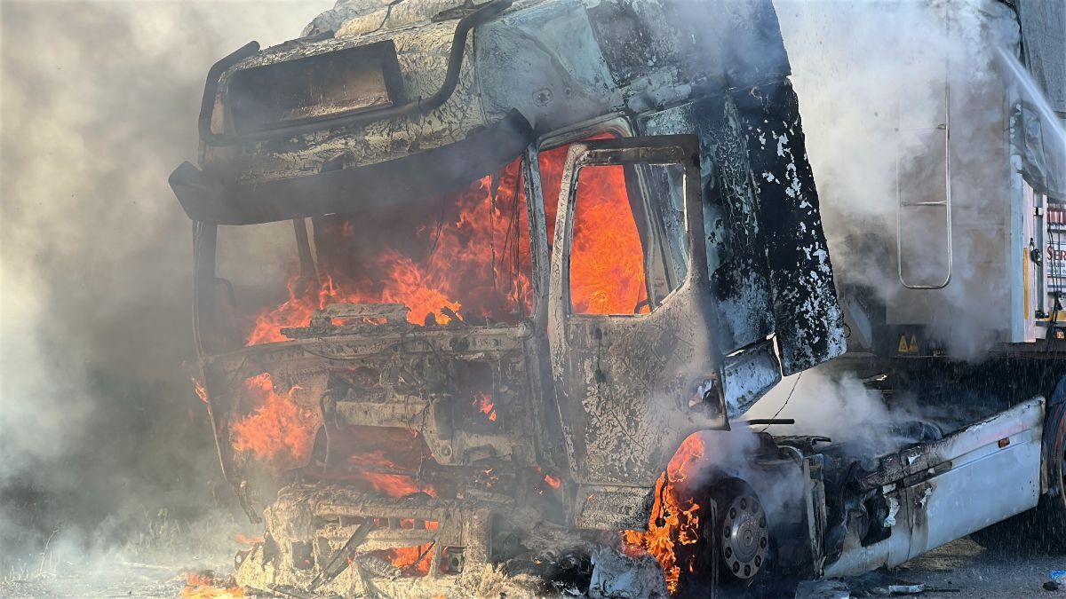Tokat'ta seyir halindeki tırdan alevler yükseldi