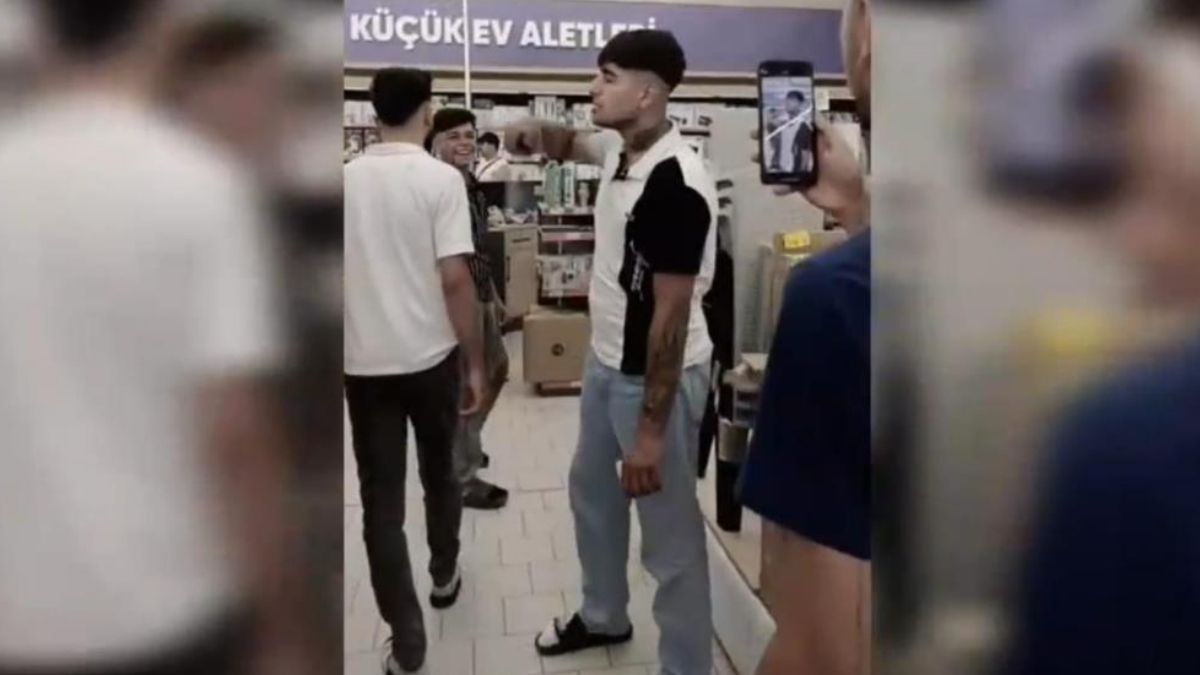 Şanlıurfa'da markette etrafa deodorant sıkan şüpheli yakalandı