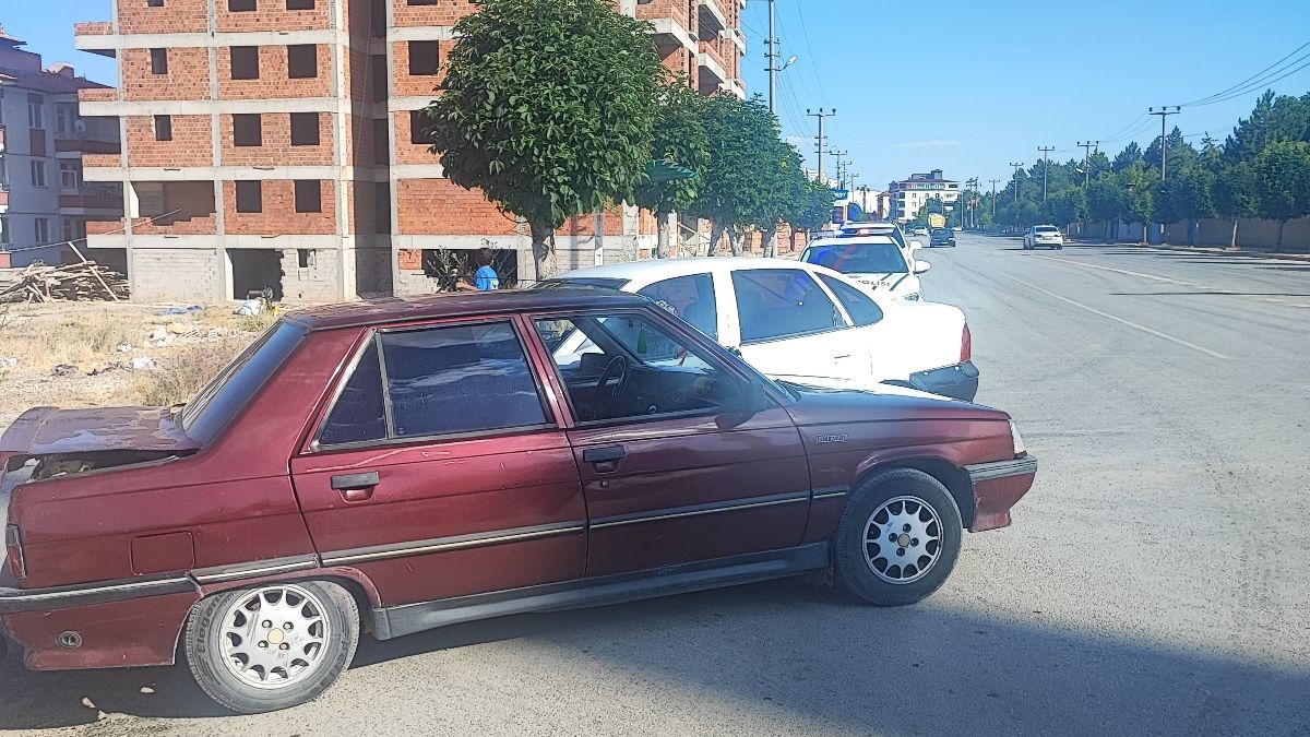 Çorum'da üç otomobil çarpıştı: 3 yaralı