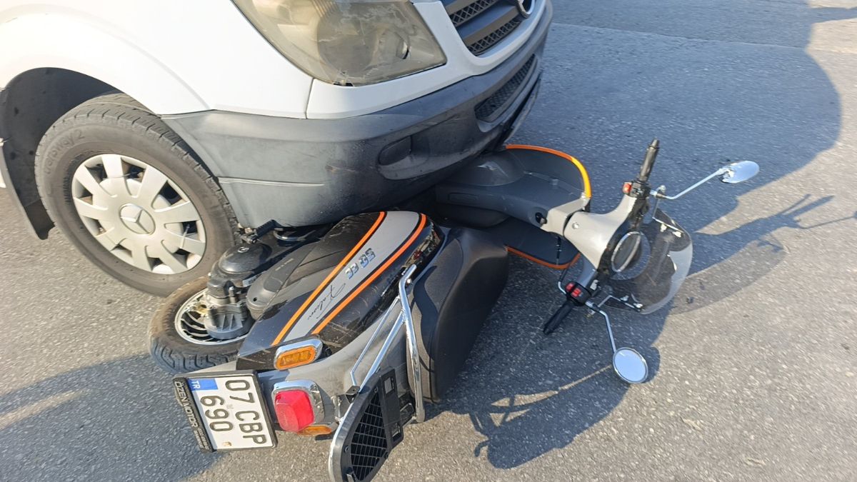 Antalya'da bir bisiklet sürücüsü minibüsün altında kalmaktan kıl payı kurtuldu
