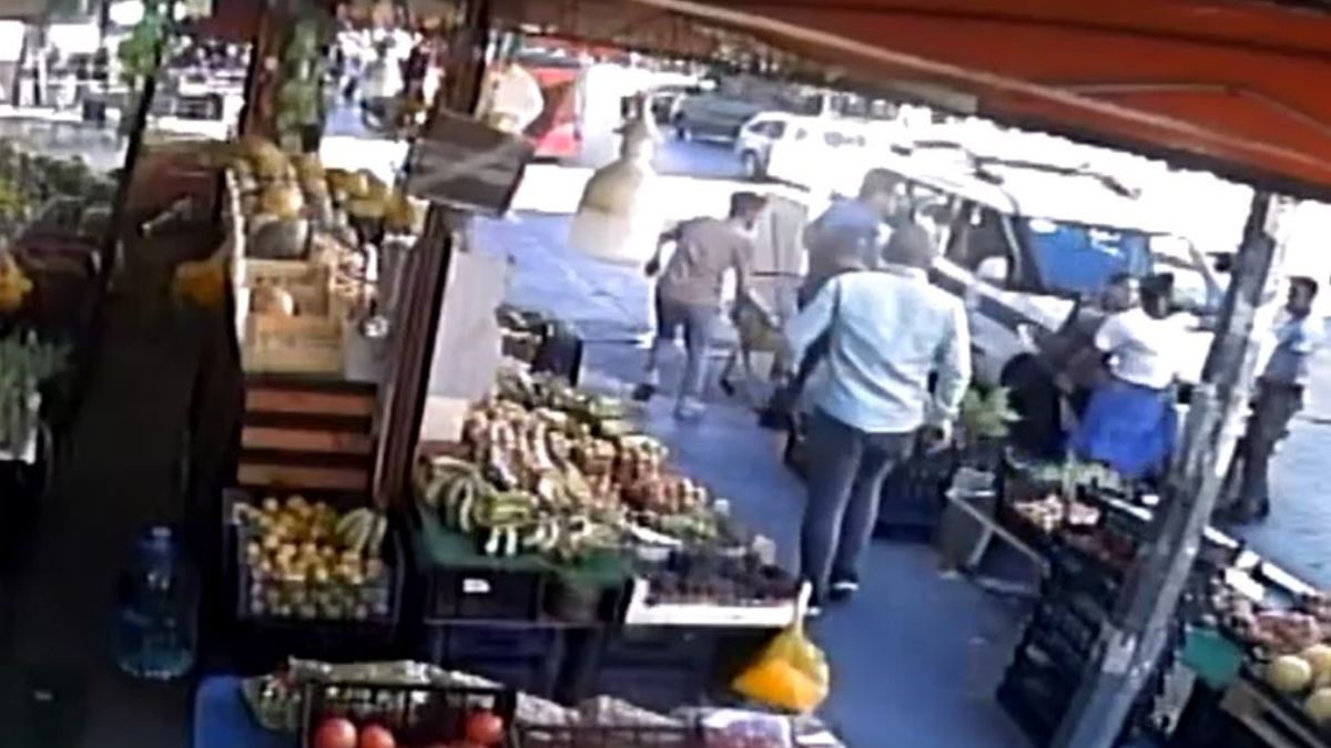 İstanbul'da market çalışanının zabıtaya bıçakla saldırdığı anlar kameraya yansıdı