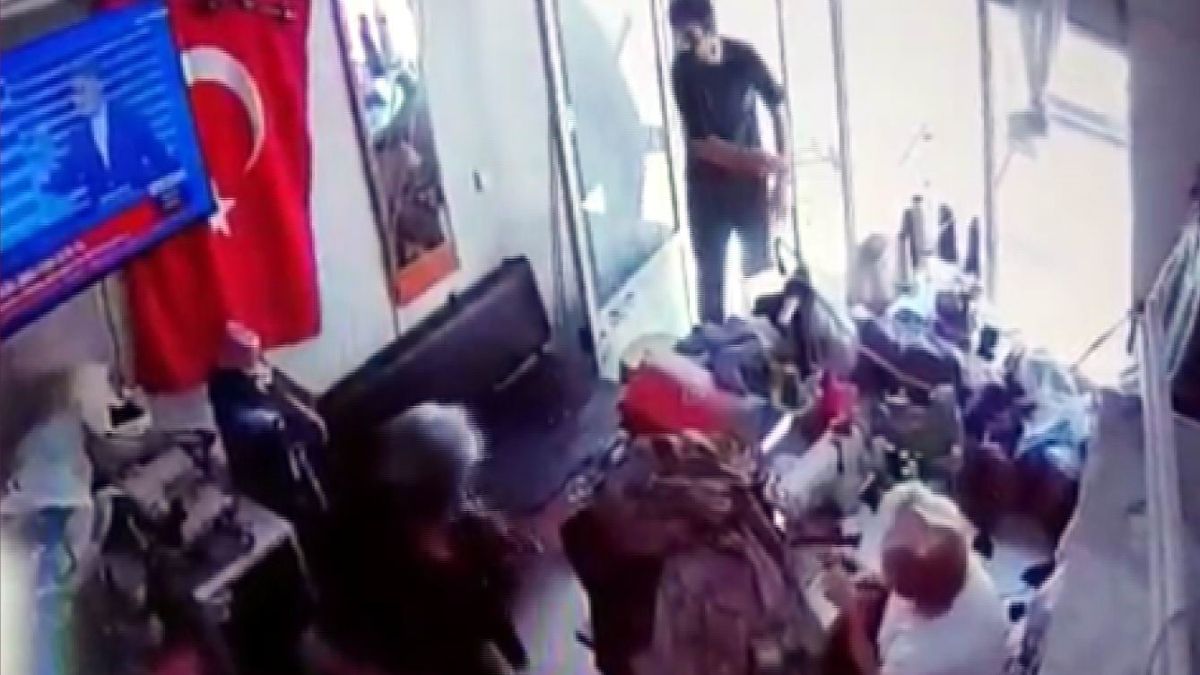 Kayseri'de baba-oğul, kadın terzinin iş yerini basıp darbetti