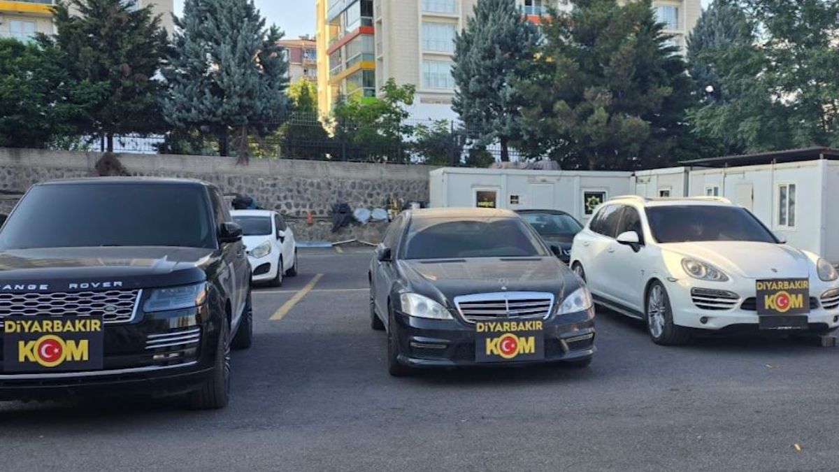 Diyarbakır merkezli 15 ilde gümrük kaçağı lüks araç operasyonu: 15 tutuklama