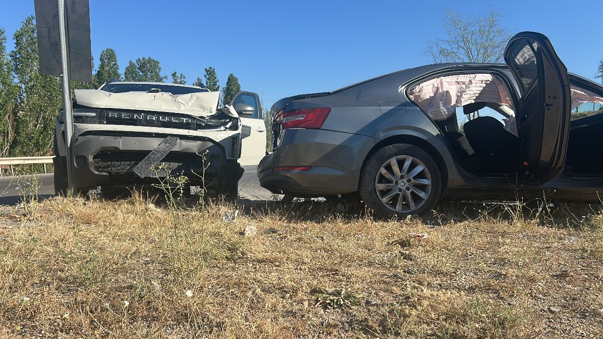 Sivas'ta otomobiller çarpıştı