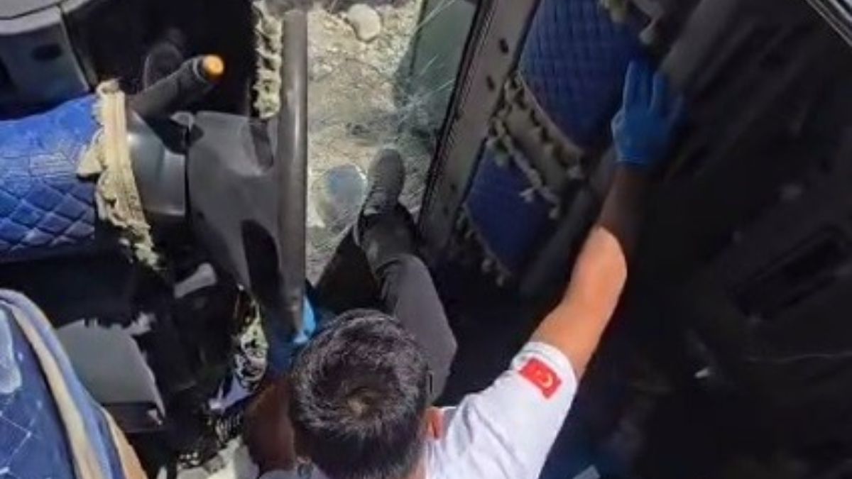 Şanlıurfa'da sağlık görevlileri, kamyonun camını kırarak yaralıya müdahale etti