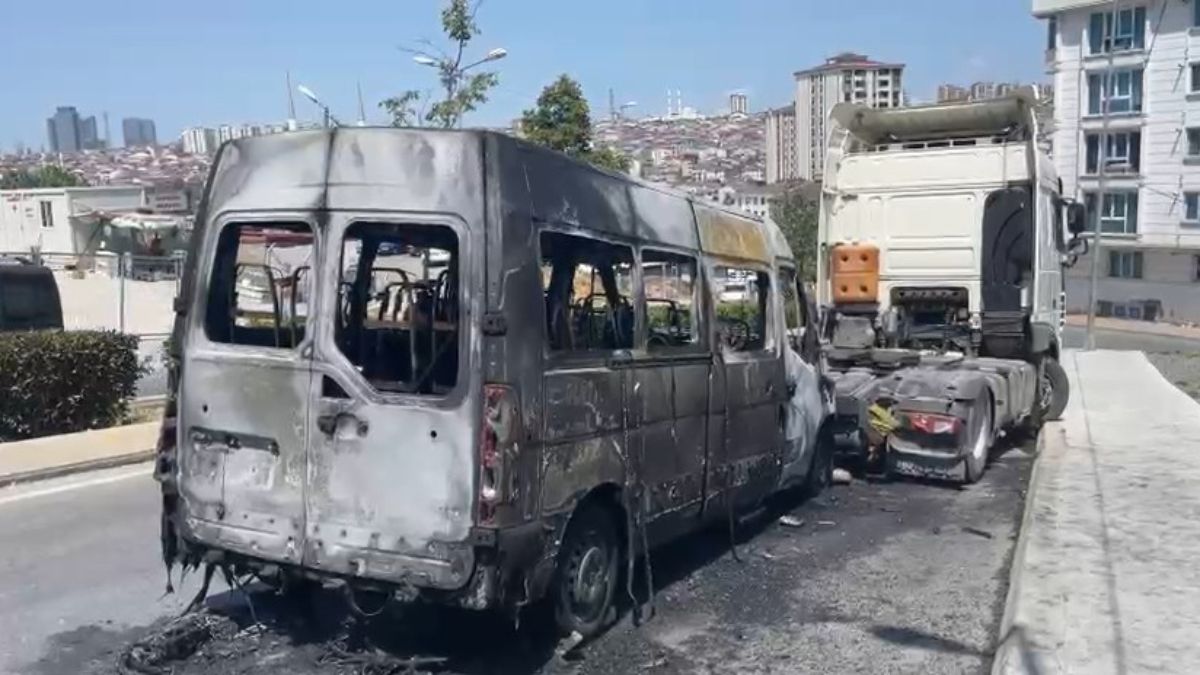 İstanbul'da seyir halindeki servis minibüsü alev alev yandı
