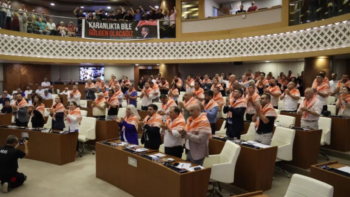 Muhittin Böcek'in tutuklanması sonrası Antalya belediye meclisinde gerginlik