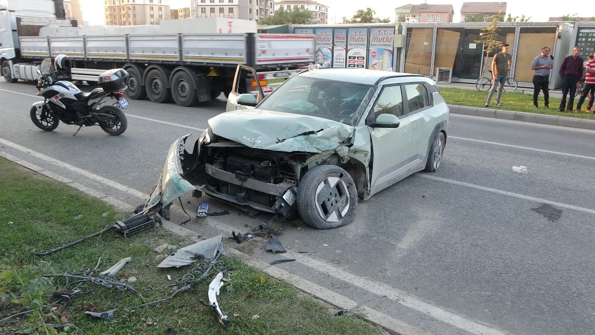 Malatya'da araç, kontrolden çıkıp refüje çarptı