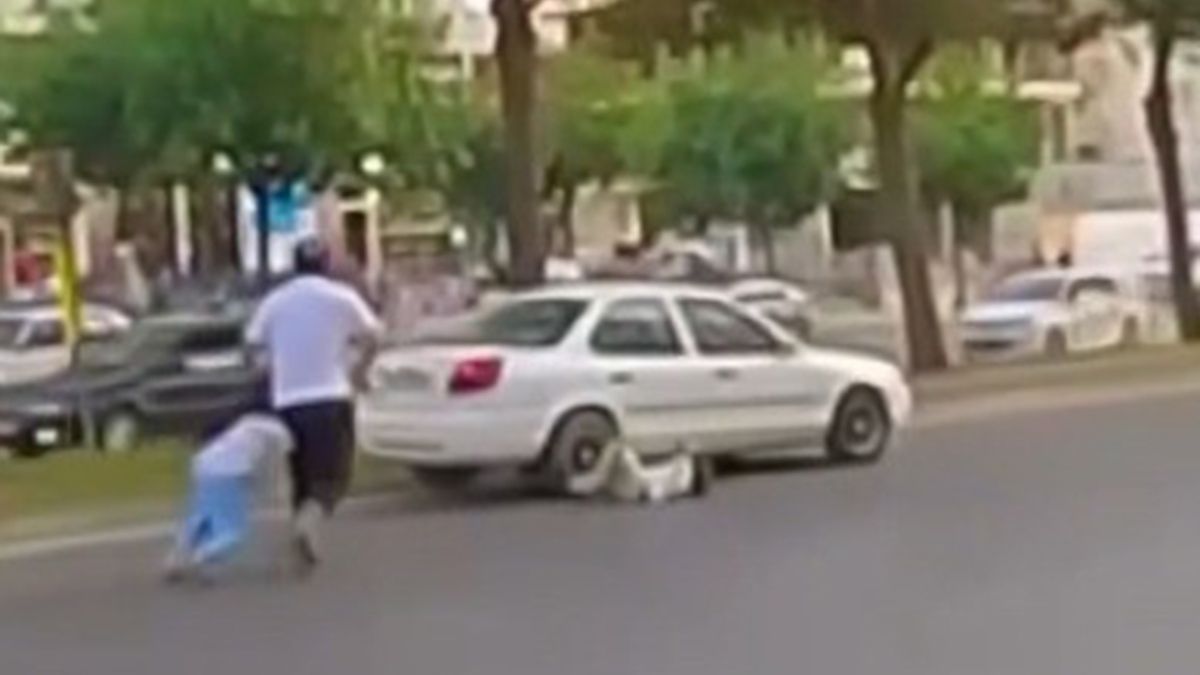 Kahramanmaraş'ta babalarıyla yolun karşısına geçen çocuklara otomobil çarptı