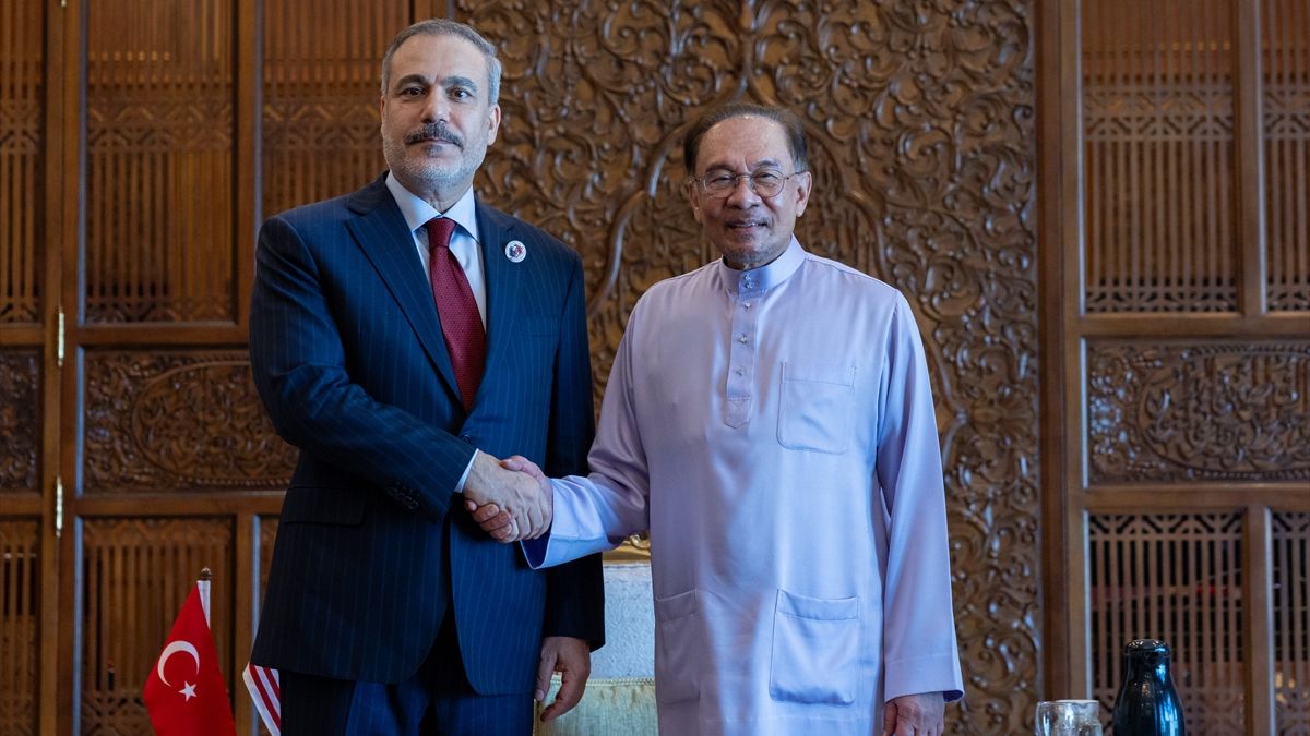 Hakan Fidan, Malezya Başbakanı Enver İbrahim ile görüştü