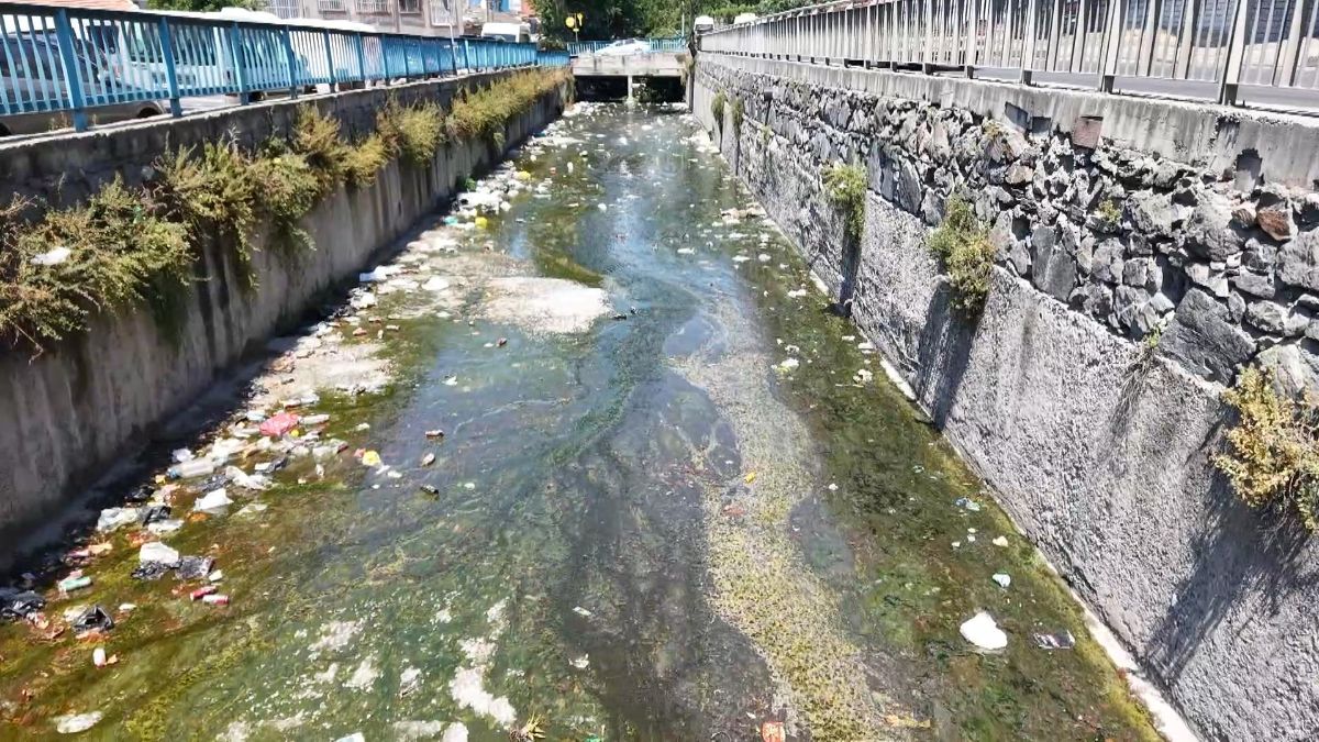 İstanbul'da Galata Deresi çöple doldu: Mahalleli tepki gösterdi