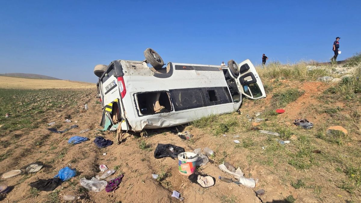Konya'da tarım işçilerini taşıyan minibüs devrildi: 15 yaralı